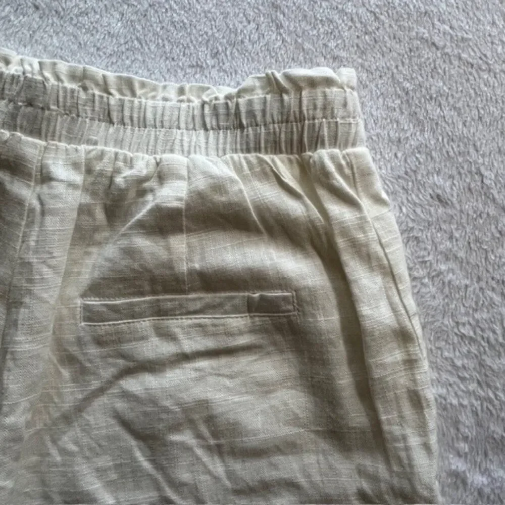 Princess Polly New with Tags Off White 100% Linen Cuffed Shorts, Ivory, Size 2